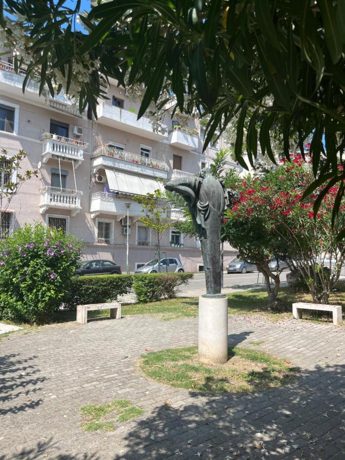 Lukas Apartament Vollga ドゥラス エクステリア 写真