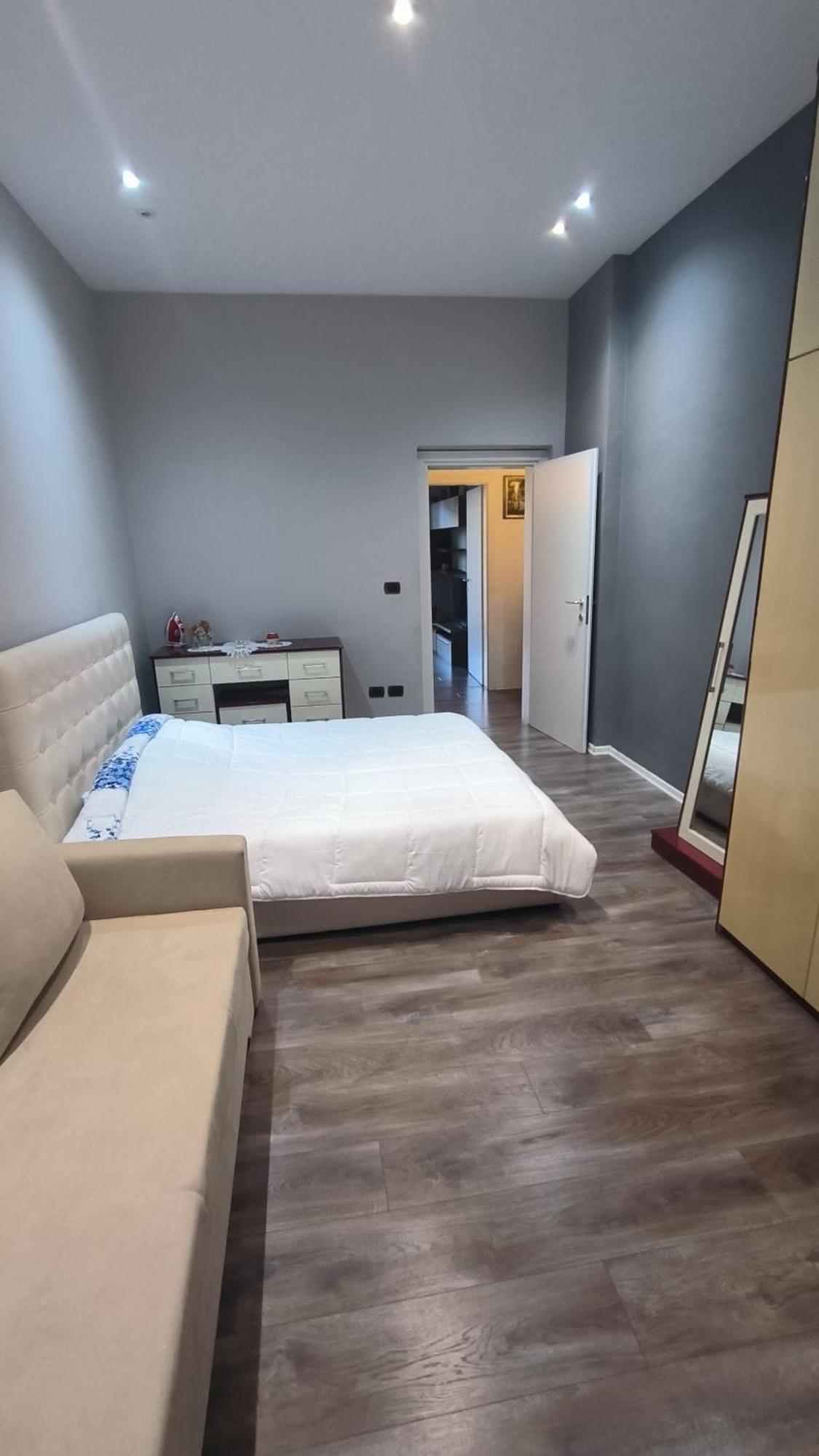 Lukas Apartament Vollga ドゥラス エクステリア 写真