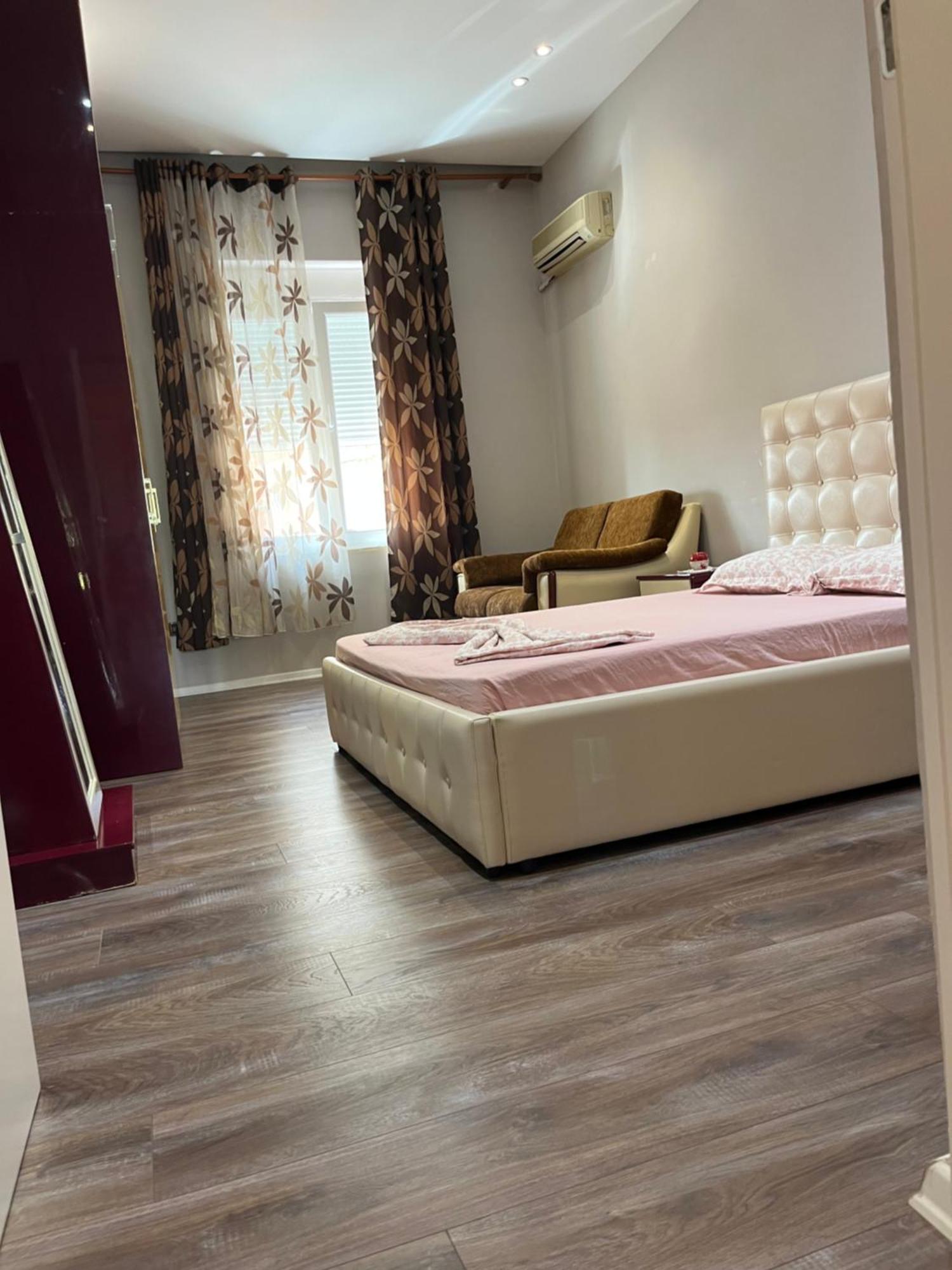 Lukas Apartament Vollga ドゥラス エクステリア 写真