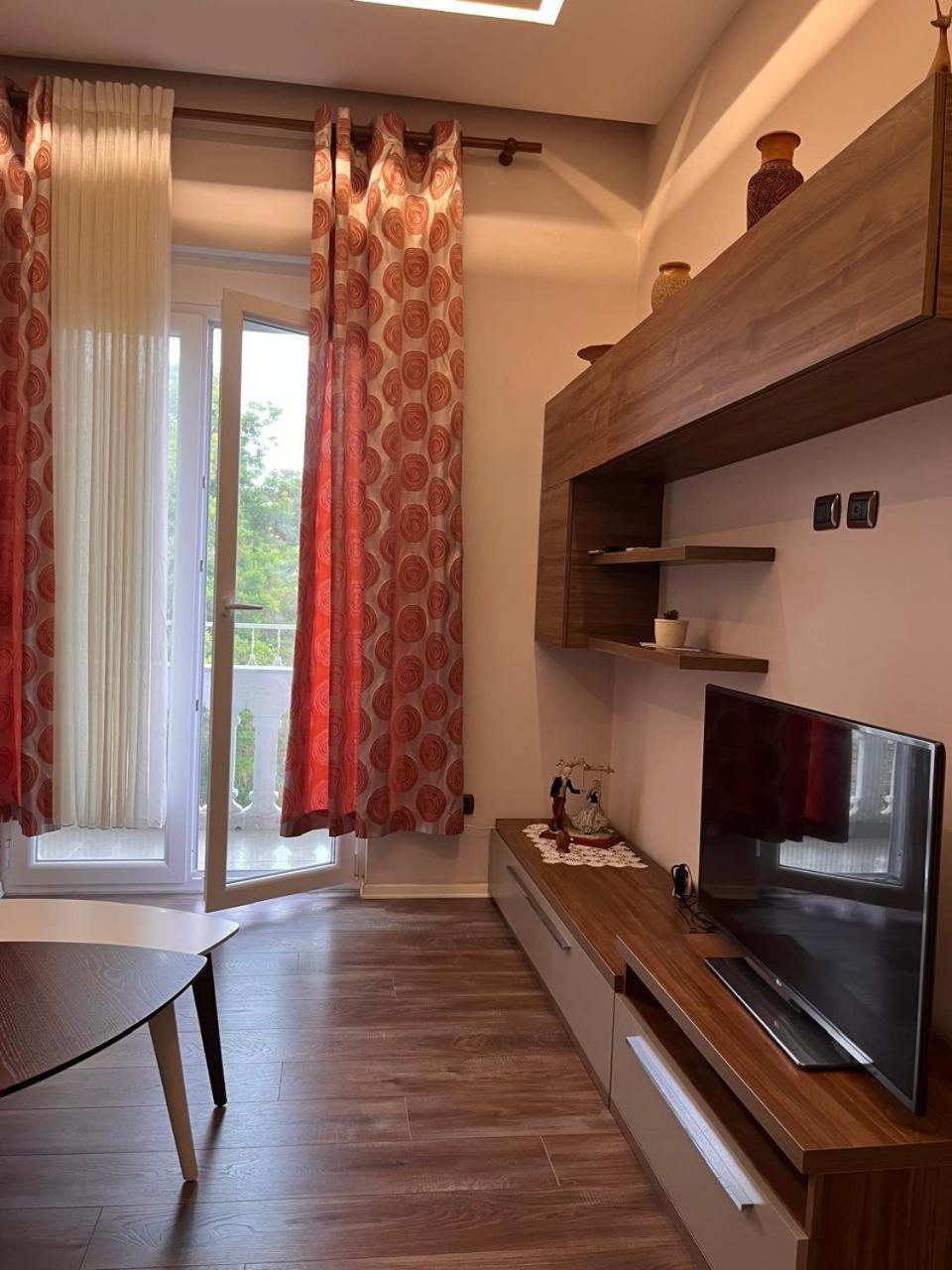 Lukas Apartament Vollga ドゥラス エクステリア 写真