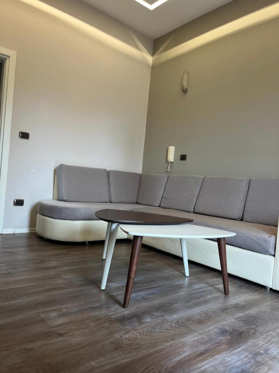 Lukas Apartament Vollga ドゥラス エクステリア 写真