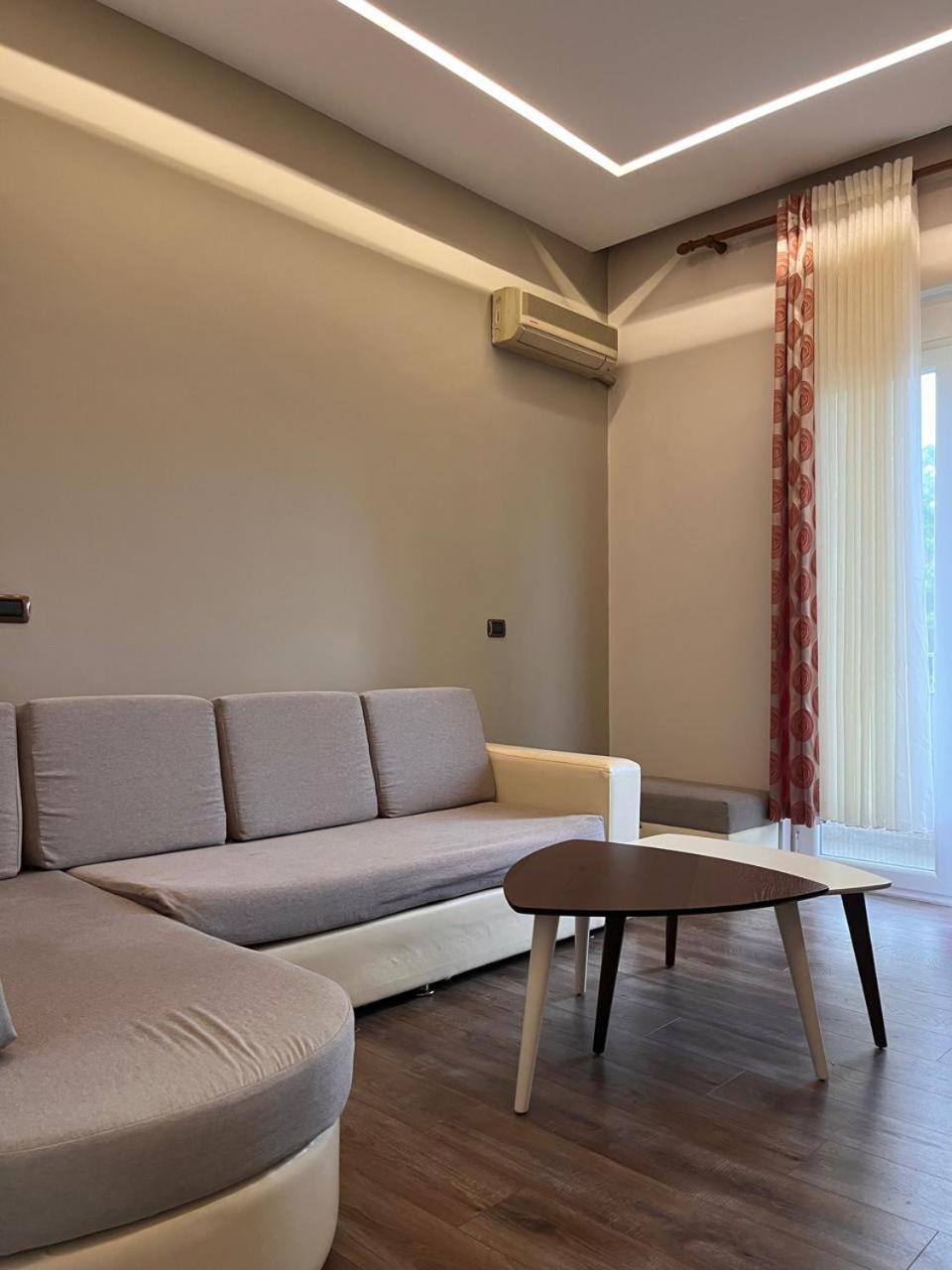 Lukas Apartament Vollga ドゥラス エクステリア 写真